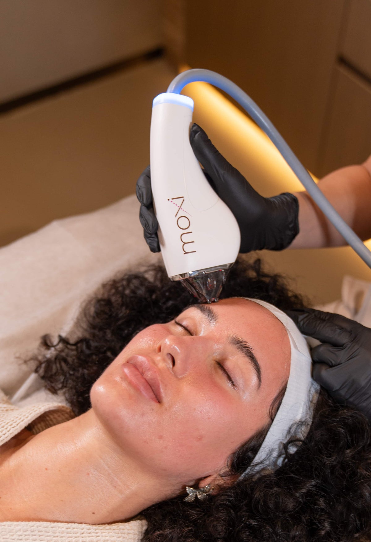 تطبيق علاج oxi laser في مركز براوز، تعزيز تجديد البشرة باستخدام تقنية الليزر للحصول على بشرة أكثر نعومة وصحة.