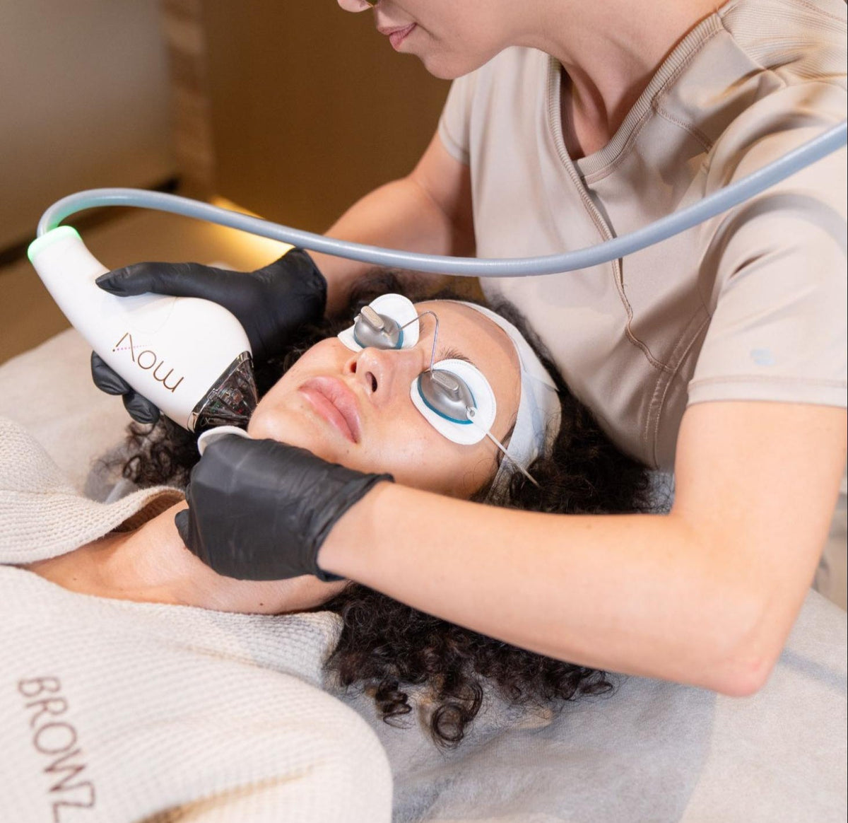 علاج Moxi Laser يكشف عن بشرة أكثر نعومة وصحة مع لون أكثر إشراقًا وتقليل البقع من مركز براوز في دبي