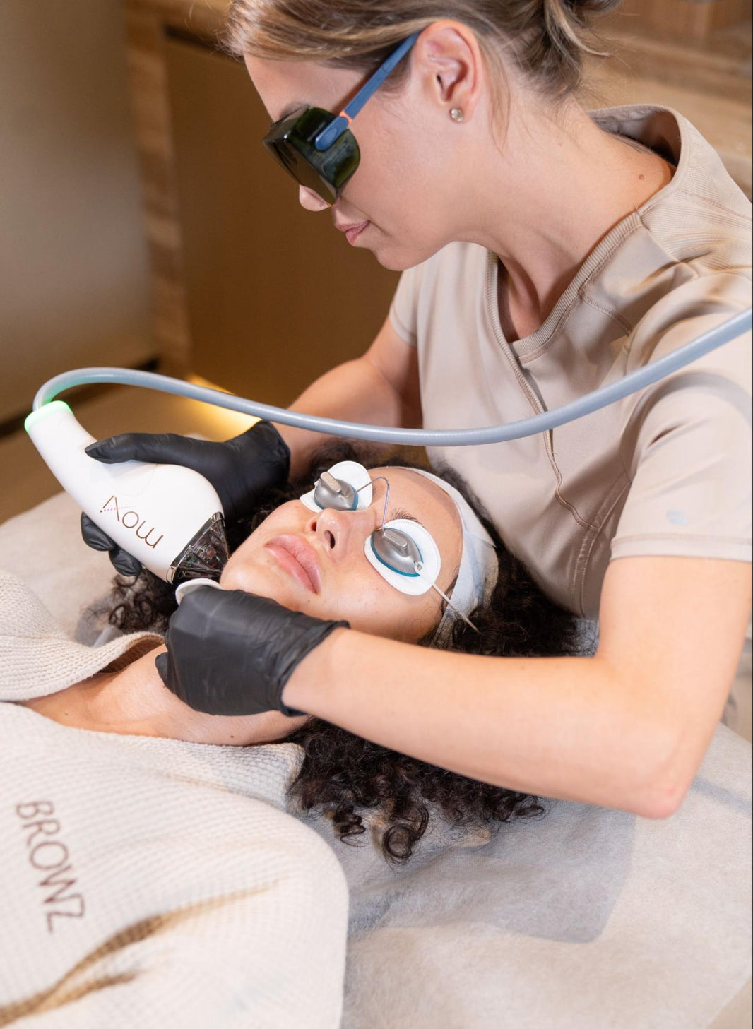 Discover the transformative Moxi Laser Treatment at BROWZ in Dubai, offering a non-invasive solution for clearer, smoother skin.