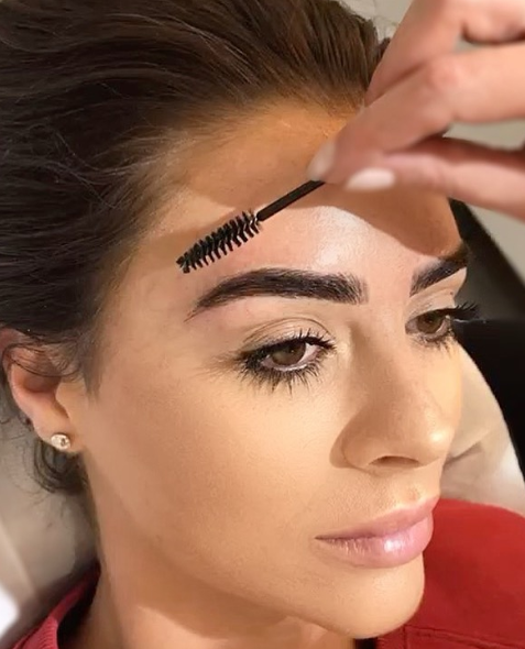 Thicker And Darker: Eyebrows That Can Turn Heads Around