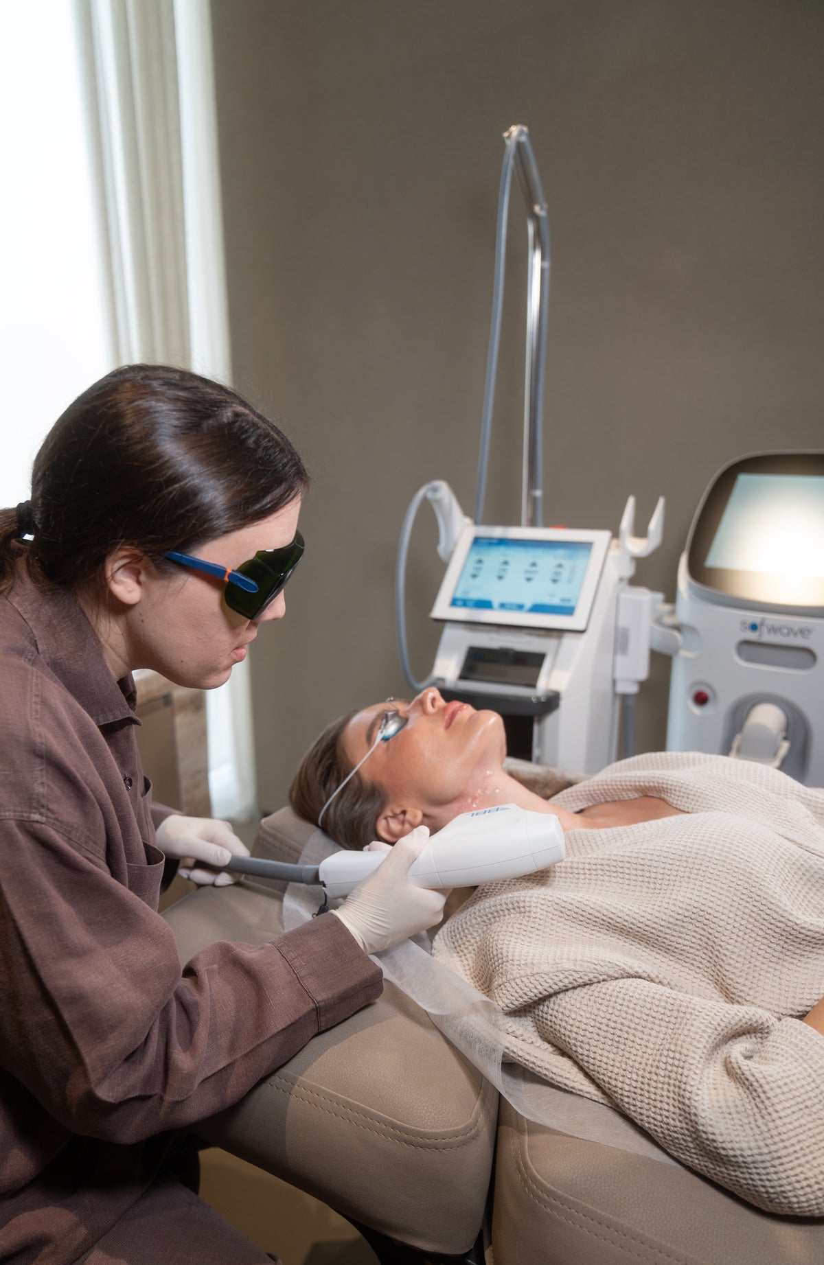 woman receiving the forever young treatment with BBL HERO at BROWZ clinic