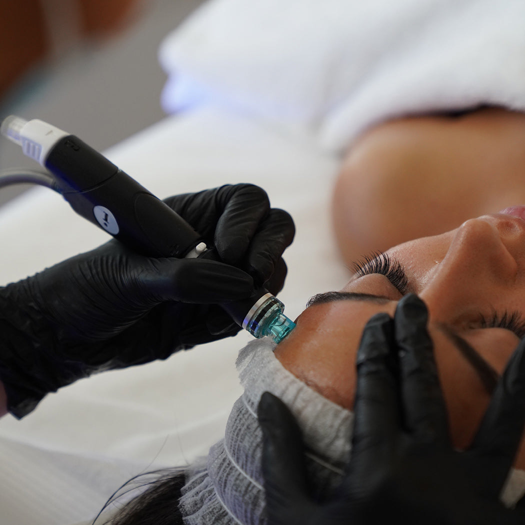 خطوة الترطيب في جهاز HydraFacial باستخدام جهاز لحقن الأمصال في البشرة.