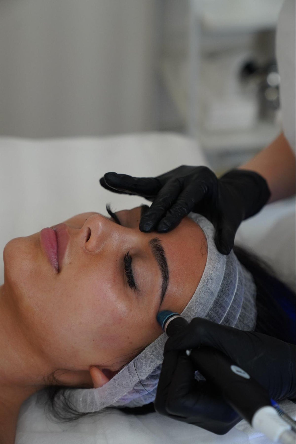 امرأة تخضع لعلاج HydraFacial لتجديد شباب البشرة بشكل مميز في مركز براوز دبي، مما يعزز ترطيب البشرة ونقاءها وإشراقها بشكل عام