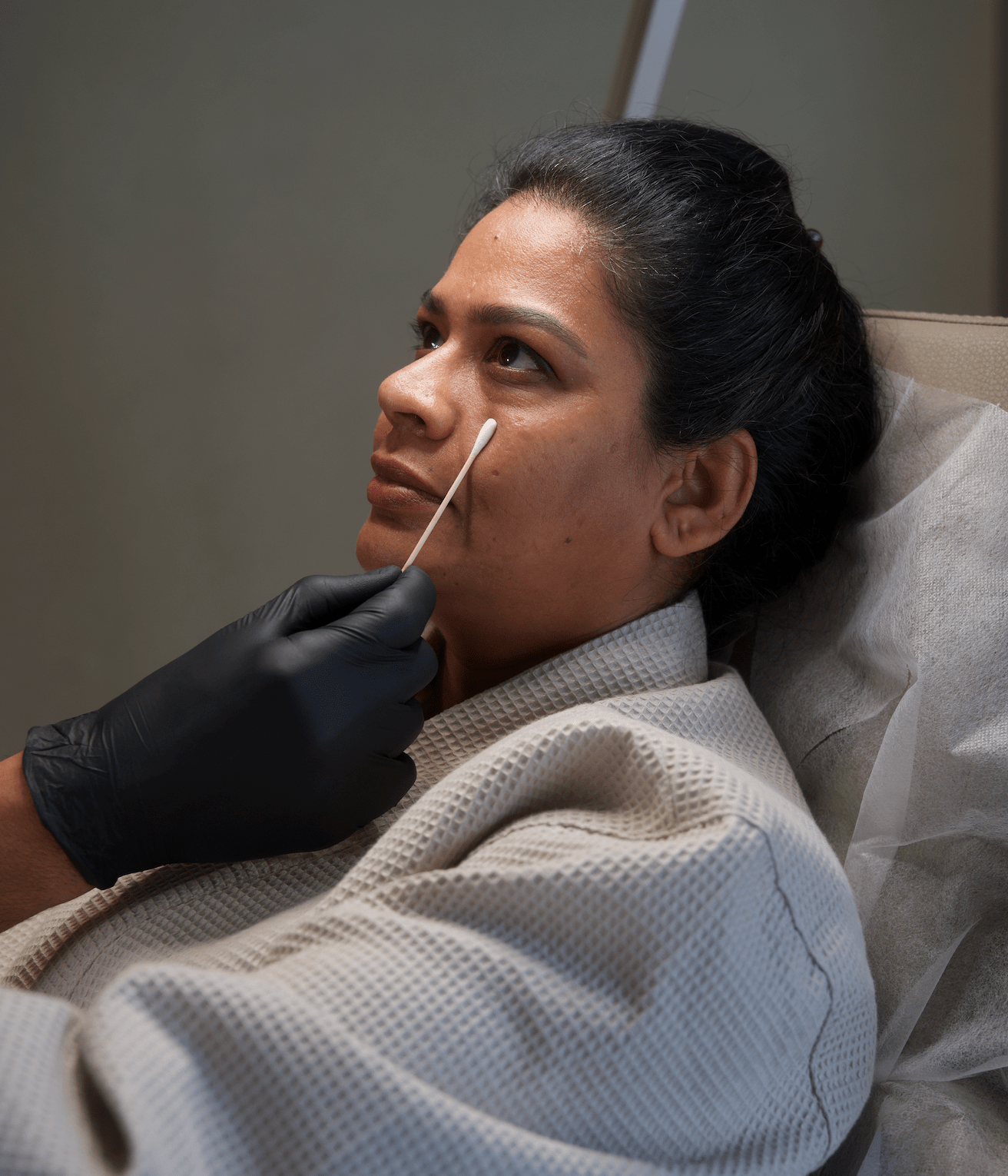 Consultation at BROWZ in Dubai for PRF under-eye, assessing concerns and creating a personalised plan for safe, natural results.